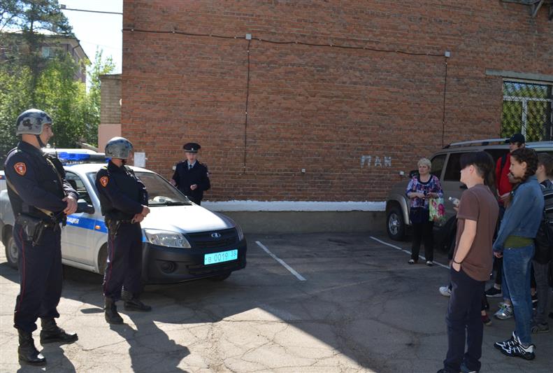 Ангарские школьники побывали на экскурсии в подразделении вневедомственной охраны 