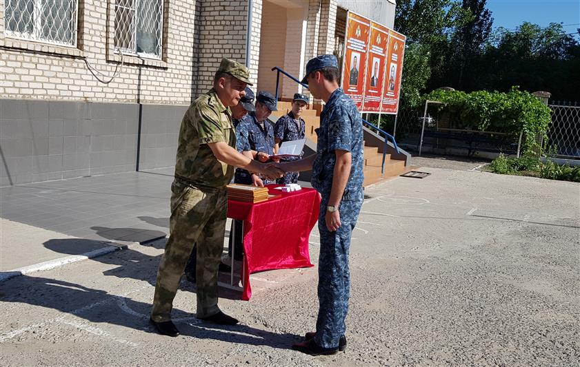 В преддверии Дня России астраханские росгвардейцы отмечены ведомственными наградами