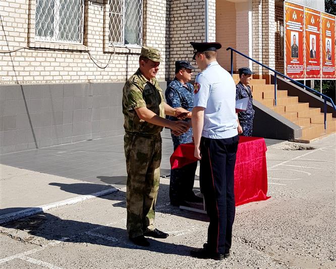 В преддверии Дня России астраханские росгвардейцы отмечены ведомственными наградами