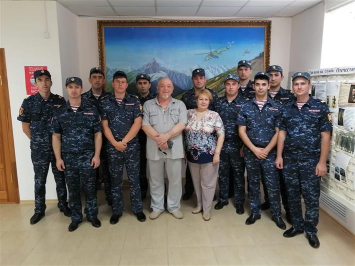 Заместитель руководителя карачаево-черкесского управления Росгвардии провел с подчиненными занятие, приуроченное ко Дню России