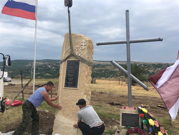 Военнослужащие грозненского соединения Росгвардии восстановили памятник погибшим товарищам 