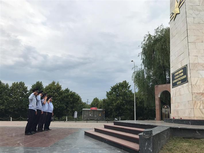 Росгвардейцы возложили цветы к Мемориалу памяти и славы в Ингушетии