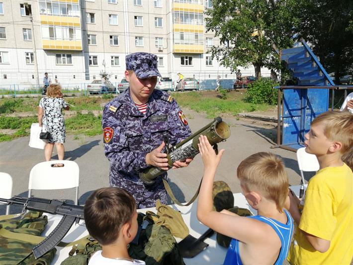В День молодежи красноярские росгвардейцы и ветераны спецподразделений организовали для горожан выставку вооружения