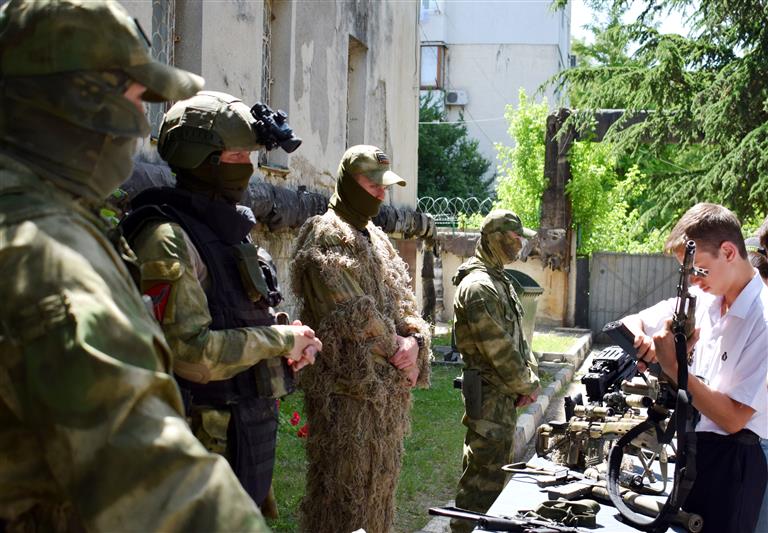 В Симферополе бойцы ОМОН и СОБР провели День открытых дверей для школьников и студентов