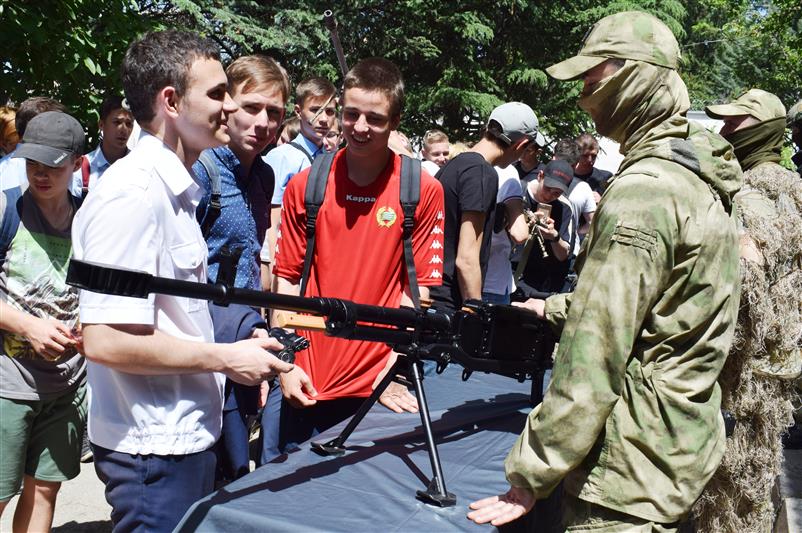 В Симферополе бойцы ОМОН и СОБР провели День открытых дверей для школьников и студентов
