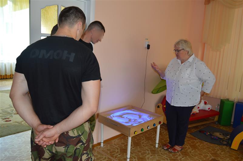 Орловские омоновцы посетили специализированный дом ребенка