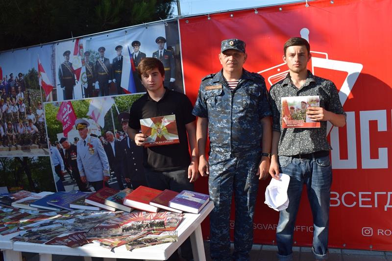 Сотрудники Росгвардии развернули тематическую площадку в рамках празднования Дня молодежи в Махачкале