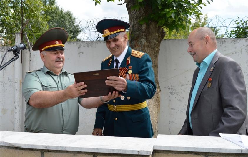 В рамках акции «В память о службе в Росгвардии» военнослужащие ведомственного учебного центра в Тюмени встретились с ветераном-юбиляром 