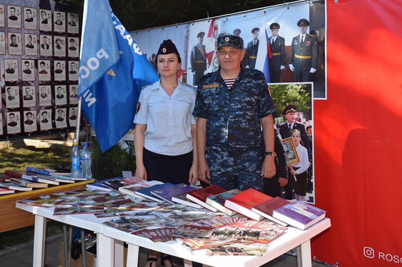 Сотрудники Росгвардии развернули тематическую площадку в рамках празднования Дня молодежи в Махачкале