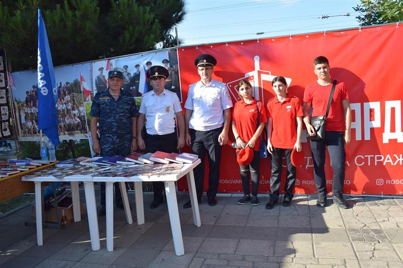 Сотрудники Росгвардии развернули тематическую площадку в рамках празднования Дня молодежи в Махачкале