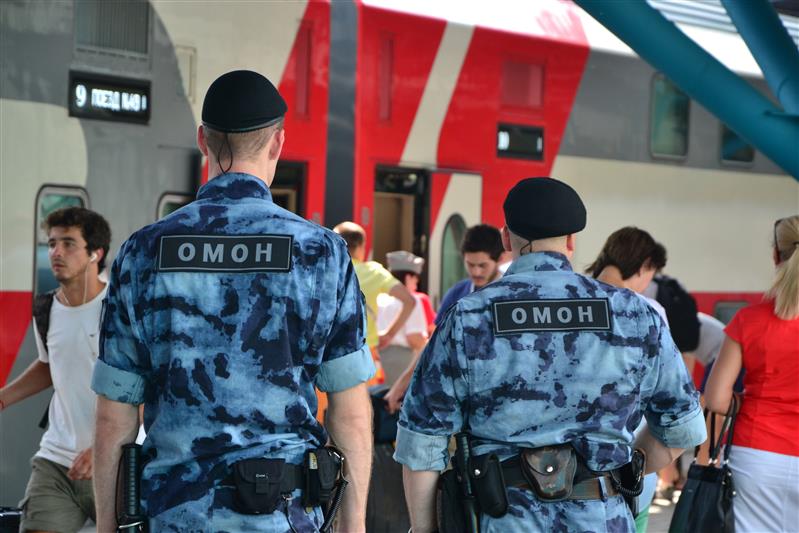 Бойцы самарского ОМОН проверили безопасность объектов транспорта и подвижного состава, перевозящего детские делегации