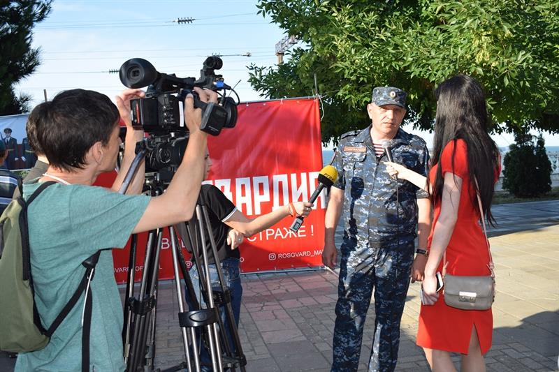 Сотрудники Росгвардии развернули тематическую площадку в рамках празднования Дня молодежи в Махачкале