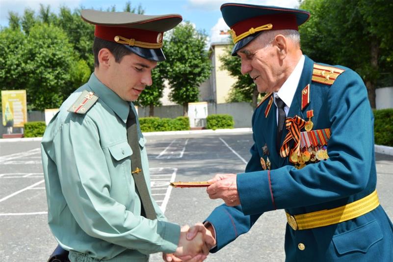 В рамках акции «В память о службе в Росгвардии» военнослужащие ведомственного учебного центра в Тюмени встретились с ветераном-юбиляром 