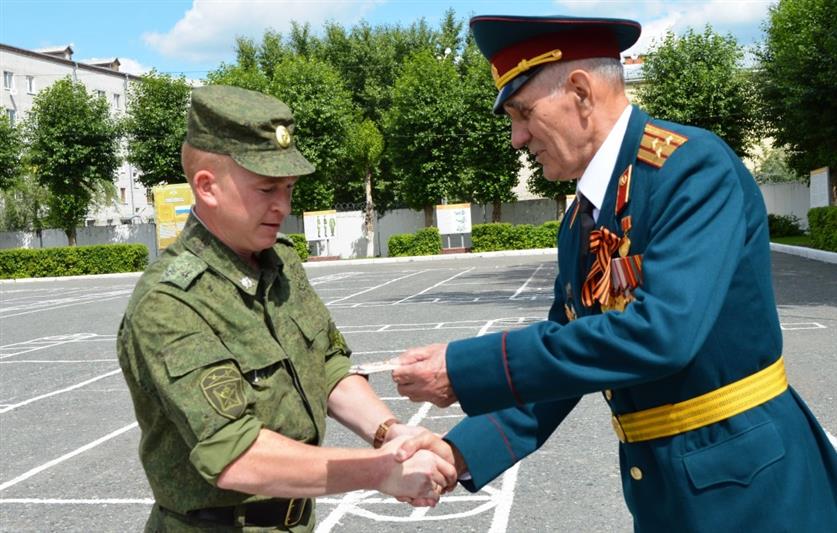 В рамках акции «В память о службе в Росгвардии» военнослужащие ведомственного учебного центра в Тюмени встретились с ветераном-юбиляром 