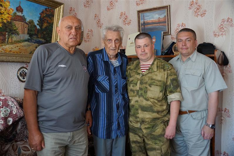 Представители Санкт-Петербургского военного института Росгвардии поздравили Героя Советского Союза Михаила Ашика с 94-летием