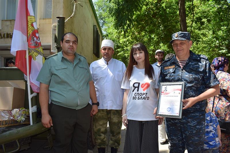 Росгвардейцы Дагестана накормили солдатской кашей участников благотворительного пробега «Спорт во благо»
