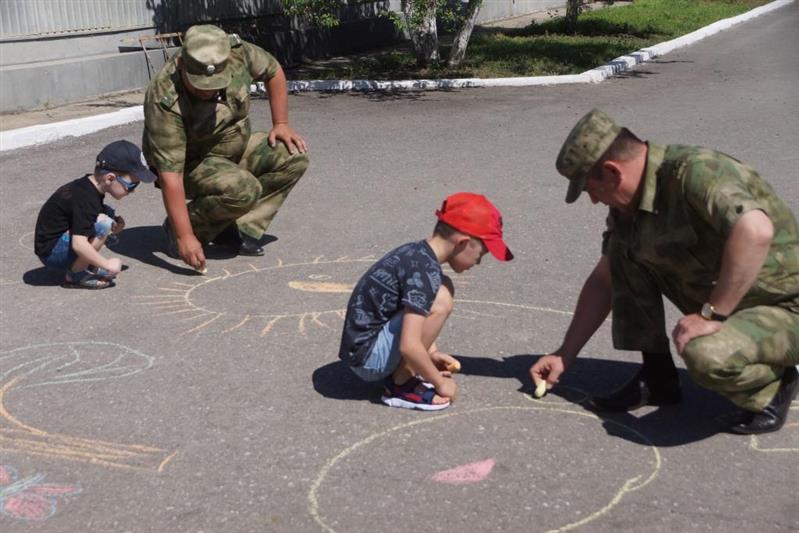 Дети военнослужащих Объединенной группировки войск (сил) на Северном Кавказе приняли участие в праздничном конкурсе рисунков