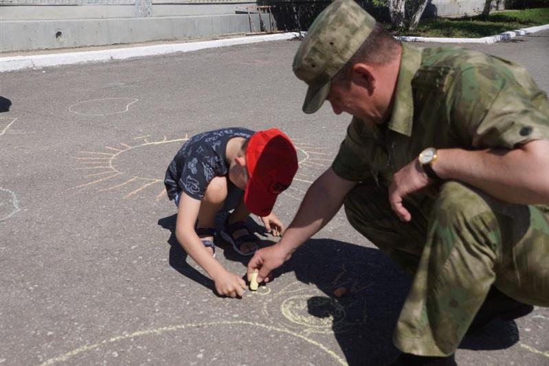 Дети военнослужащих Объединенной группировки войск (сил) на Северном Кавказе приняли участие в праздничном конкурсе рисунков