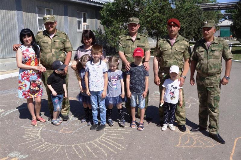 Дети военнослужащих Объединенной группировки войск (сил) на Северном Кавказе приняли участие в праздничном конкурсе рисунков