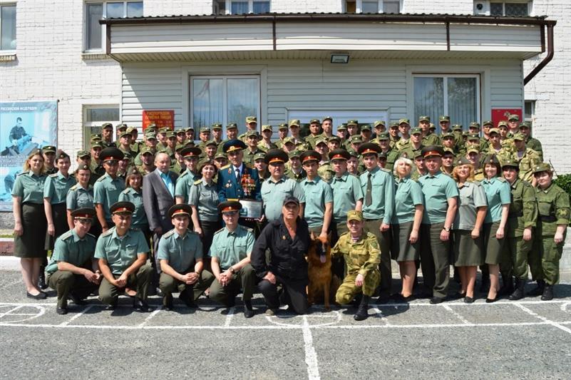 В рамках акции «В память о службе в Росгвардии» военнослужащие ведомственного учебного центра в Тюмени встретились с ветераном-юбиляром 