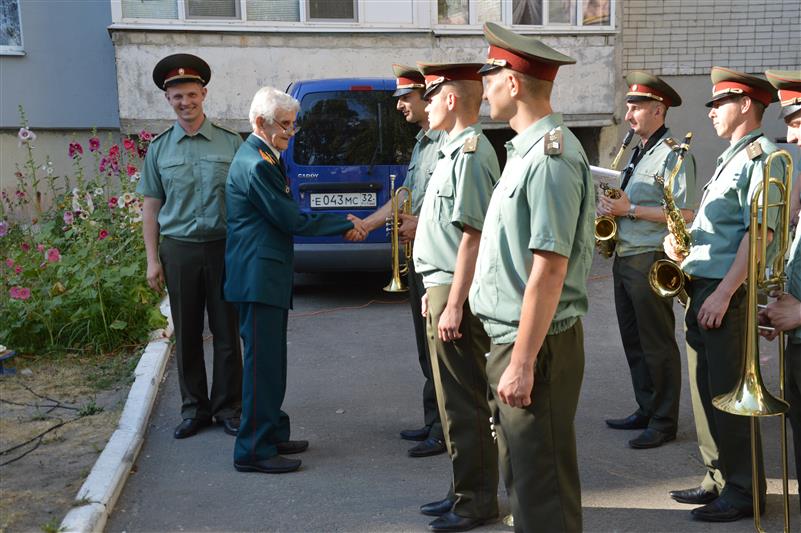 Представители Управления Росгвардии по Брянской области поздравили с 95-летием ветерана Великой Отечественной войны
