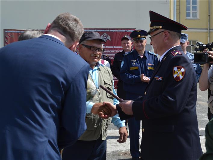 Начальник Управления Росгвардии по Омской области вручил благодарственные письма родителям отличившихся сотрудников 