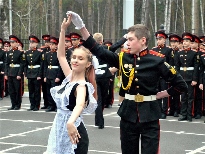 Выпускники Северского кадетского корпуса Росгвардии попрощались со знаменем учебного заведения