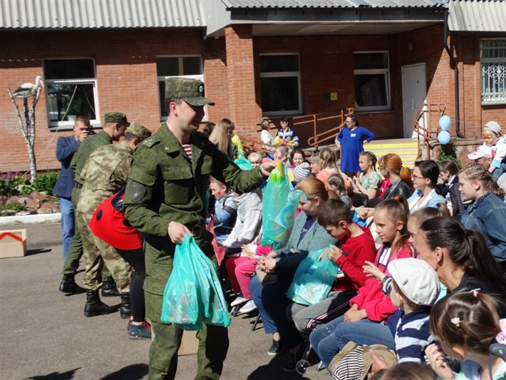 Красноярские росгвардейцы навестили детей-инвалидов