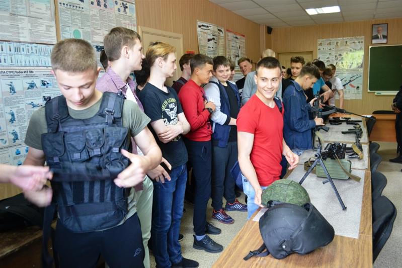 Курганские студенты побывали в гостях у ОМОН
