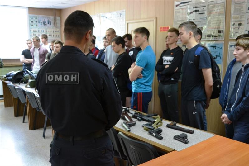 Курганские студенты побывали в гостях у ОМОН