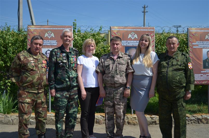 В Саратове военнослужащие учебного кинологического центра Росгвардии принимают поздравления с праздником