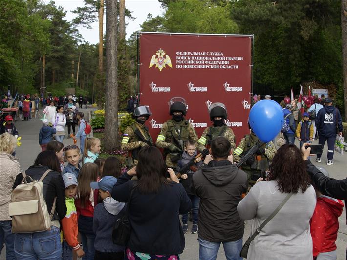В Новосибирске детям подарили зоопарк, лазерную стрельбу  и "боевую раскраску"