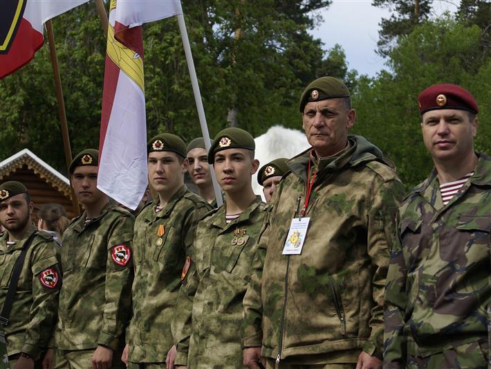 В Новосибирске детям подарили зоопарк, лазерную стрельбу  и "боевую раскраску"