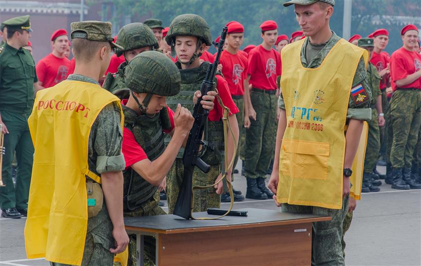 Руководитель пензенского областного управления Росгвардии наградил участников первой смены спортивного лагеря «Гвардеец» в день ее торжественного закрытия 
