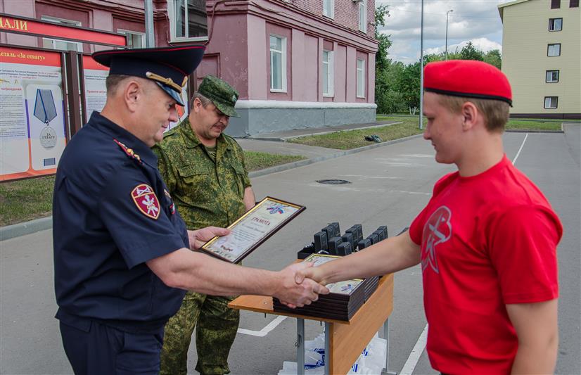 Руководитель пензенского областного управления Росгвардии наградил участников первой смены спортивного лагеря «Гвардеец» в день ее торжественного закрытия 