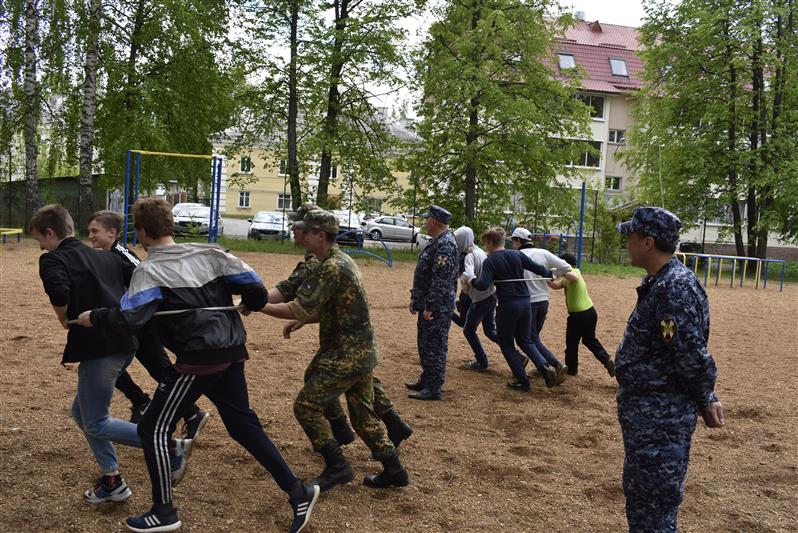 Росгвардейцы провели акцию «Прокачай лето» для воспитанников социального центра Свердловской области