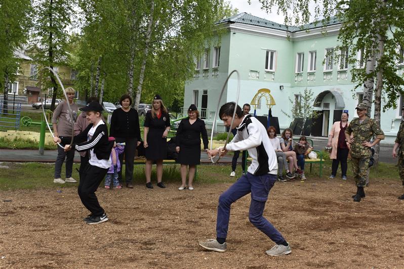 Росгвардейцы провели акцию «Прокачай лето» для воспитанников социального центра Свердловской области