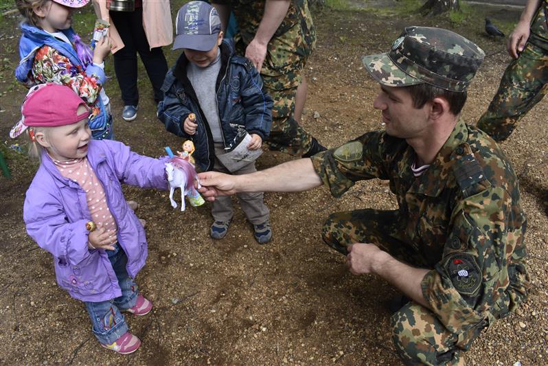 Росгвардейцы провели акцию «Прокачай лето» для воспитанников социального центра Свердловской области