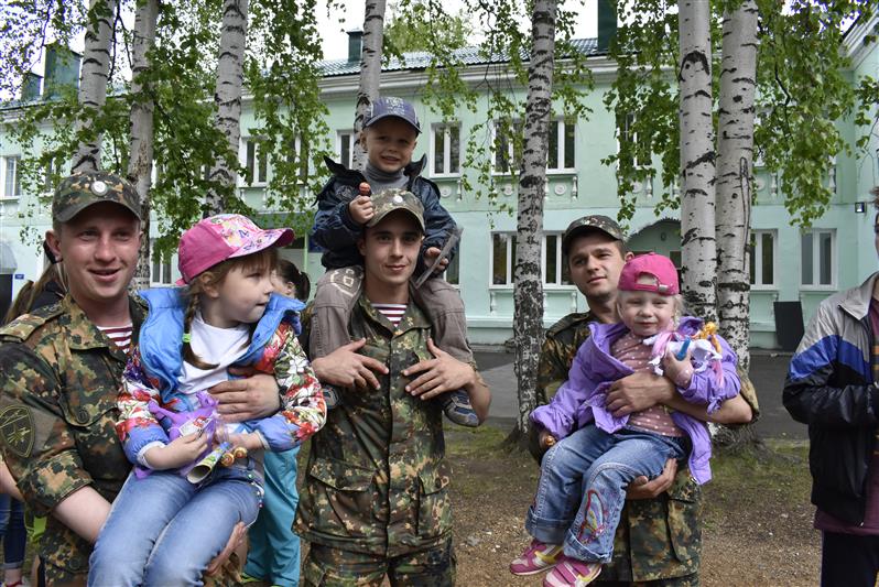 Росгвардейцы провели акцию «Прокачай лето» для воспитанников социального центра Свердловской области