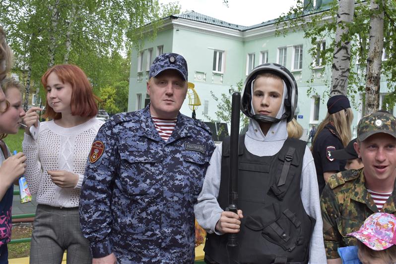 Росгвардейцы провели акцию «Прокачай лето» для воспитанников социального центра Свердловской области
