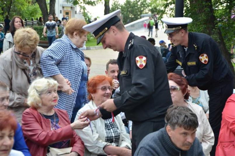  Росгвардейцы поздравили с Днем России жителей Хабаровска 