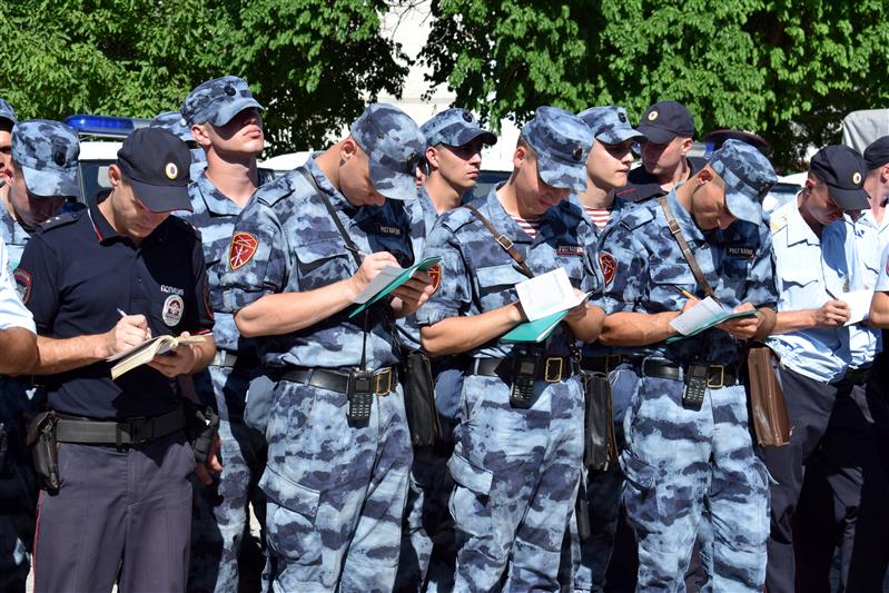 В Крыму состоялся совместный гарнизонный развод нарядов Росгвардии и полиции