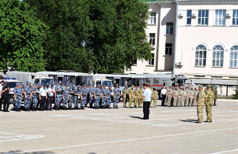В Крыму состоялся совместный гарнизонный развод нарядов Росгвардии и полиции