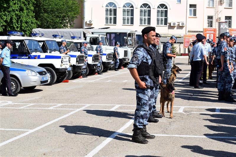 В Крыму состоялся совместный гарнизонный развод нарядов Росгвардии и полиции