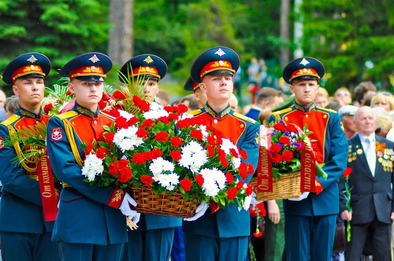 В День памяти и скорби в Екатеринбурге росгвардейцы возложили цветы к Вечному огню Широкореченского военно-мемориального комплекса