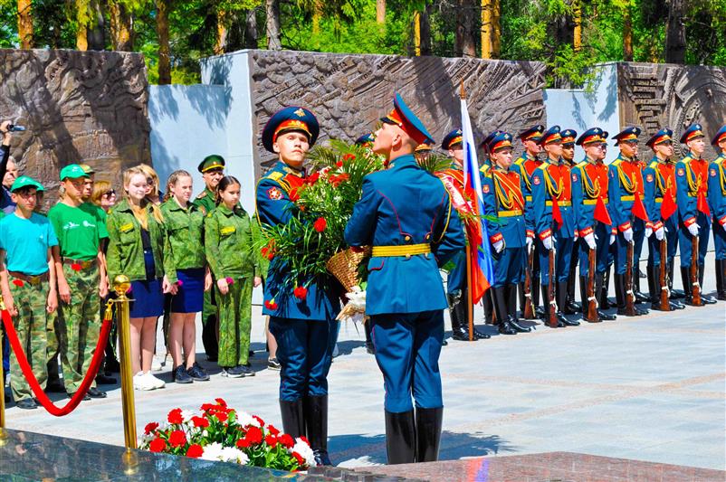 В День памяти и скорби в Екатеринбурге росгвардейцы возложили цветы к Вечному огню Широкореченского военно-мемориального комплекса