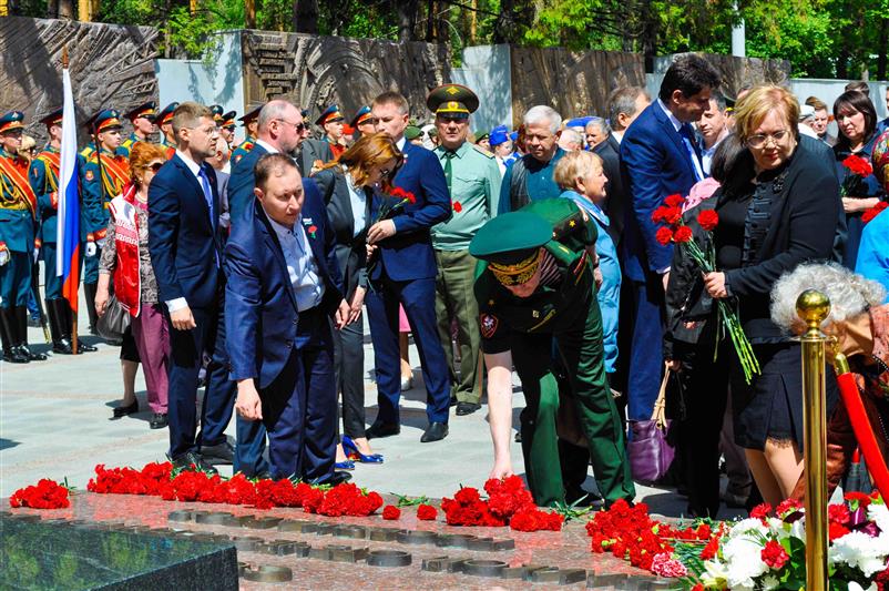 В День памяти и скорби в Екатеринбурге росгвардейцы возложили цветы к Вечному огню Широкореченского военно-мемориального комплекса