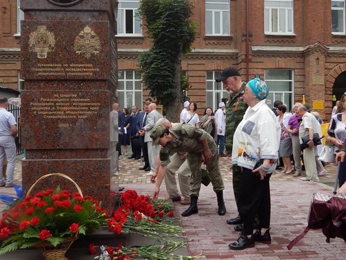В Ставрополе росгвардейцы приняли участие в открытии памятника сестрам милосердия