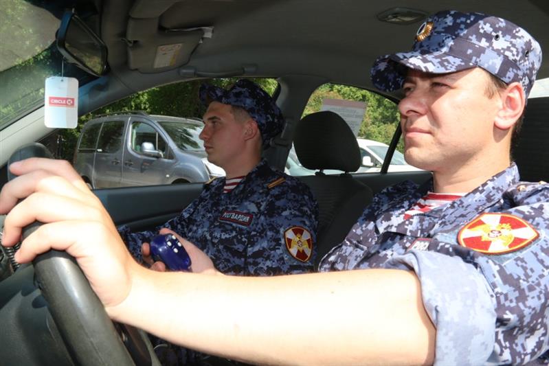 В Тихвине росгвардейцы задержали мужчину, который угрожал ножом посетителям бара