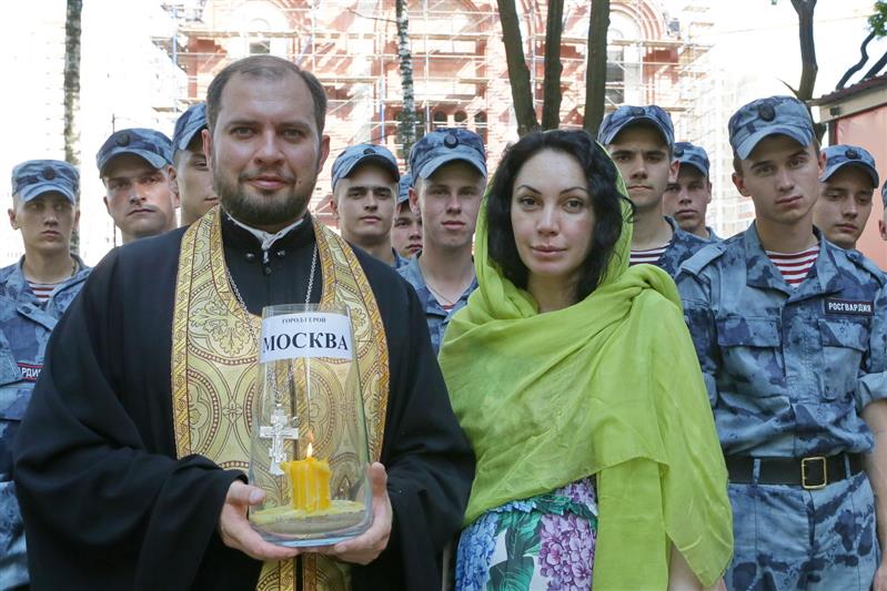 Свеча Памяти из Елоховского Богоявленского собора передана  Главному храму Росгвардии